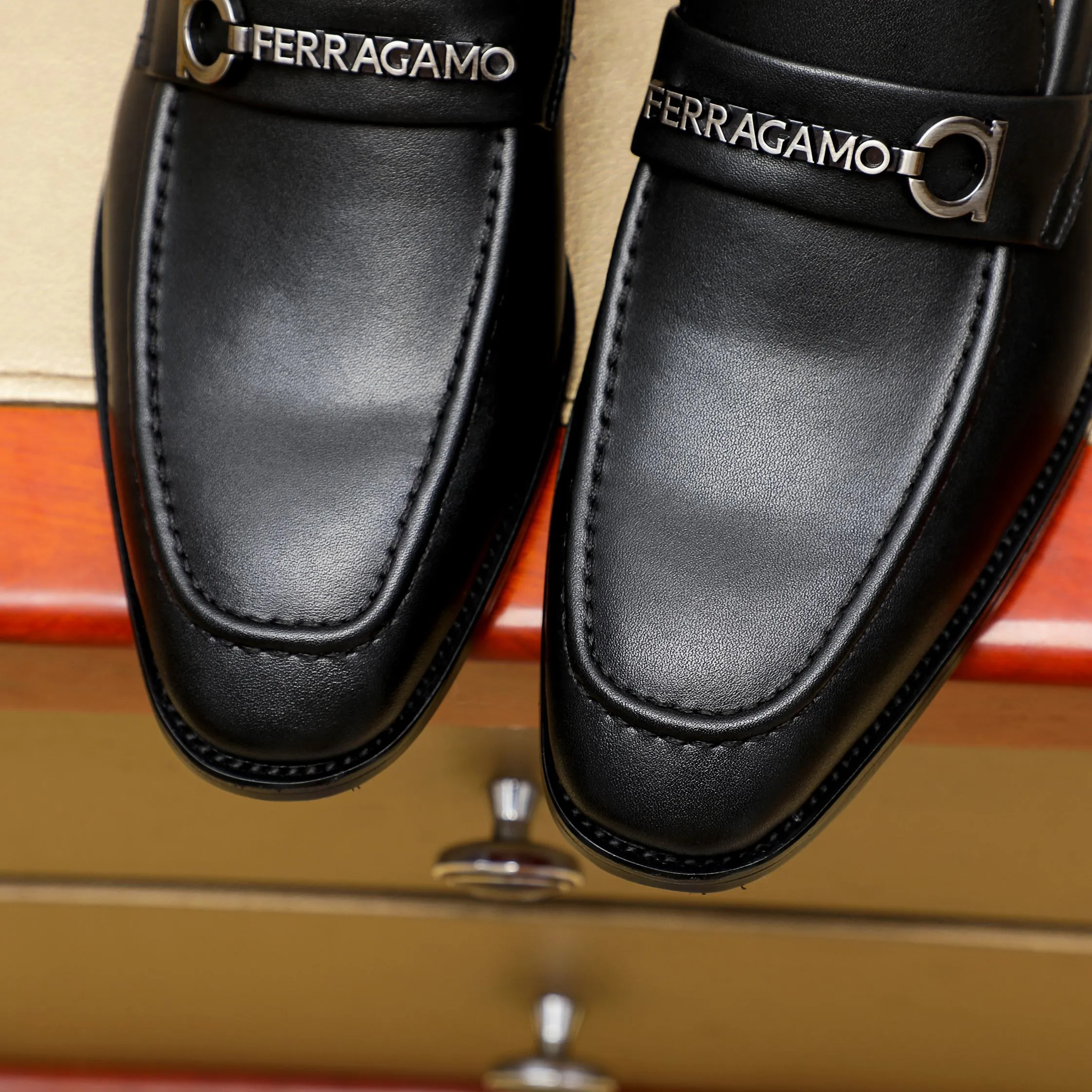 Men's shoes 💰460 🕷🕷🐂【Ferragamo】Ferragamo Popular fashion leather shoes🇨🇳Official website counter 1:1 production, original mold opening💯Good quality can be seen, imported high-end first-layer waxed calfskin, water-dyed🐂leather lining🌿very clear texture, high-quality waterproof, non-slip and wear-resistant outsole🎋high quality and low price, truly handmade🍓2 colors available! Code number 38-44……(45.46.Customized)